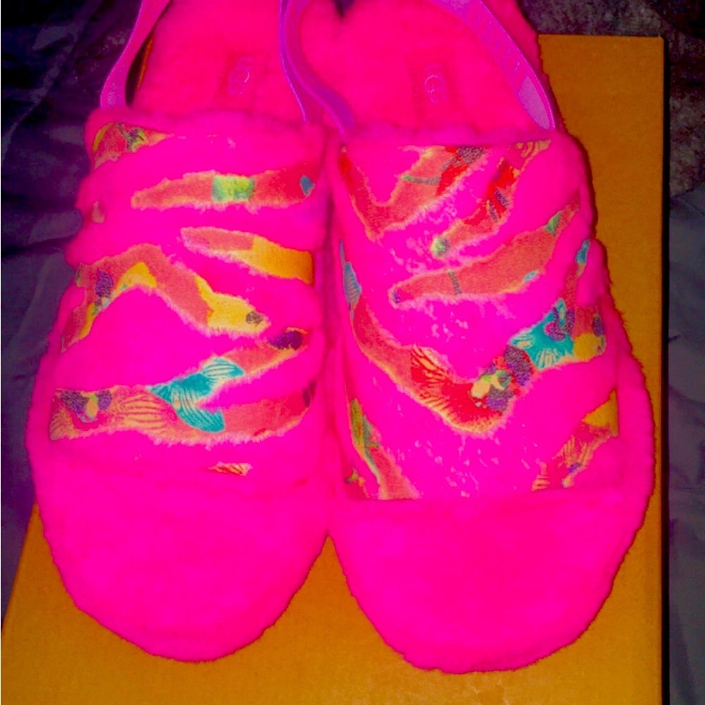 Ugg yeah tiger slides